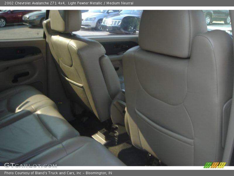 Light Pewter Metallic / Medium Neutral 2002 Chevrolet Avalanche Z71 4x4