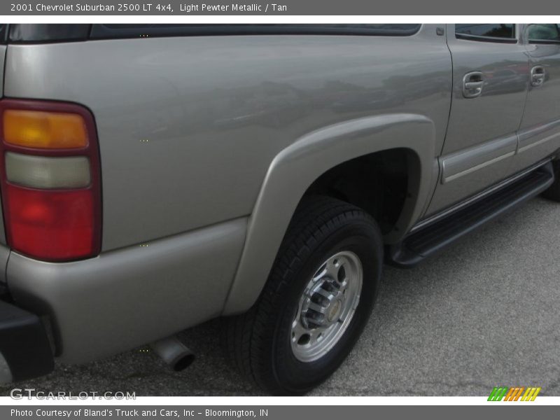 Light Pewter Metallic / Tan 2001 Chevrolet Suburban 2500 LT 4x4