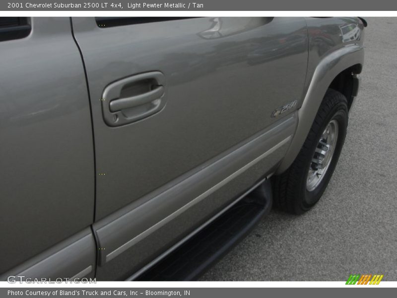 Light Pewter Metallic / Tan 2001 Chevrolet Suburban 2500 LT 4x4