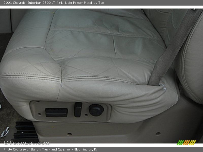 Light Pewter Metallic / Tan 2001 Chevrolet Suburban 2500 LT 4x4