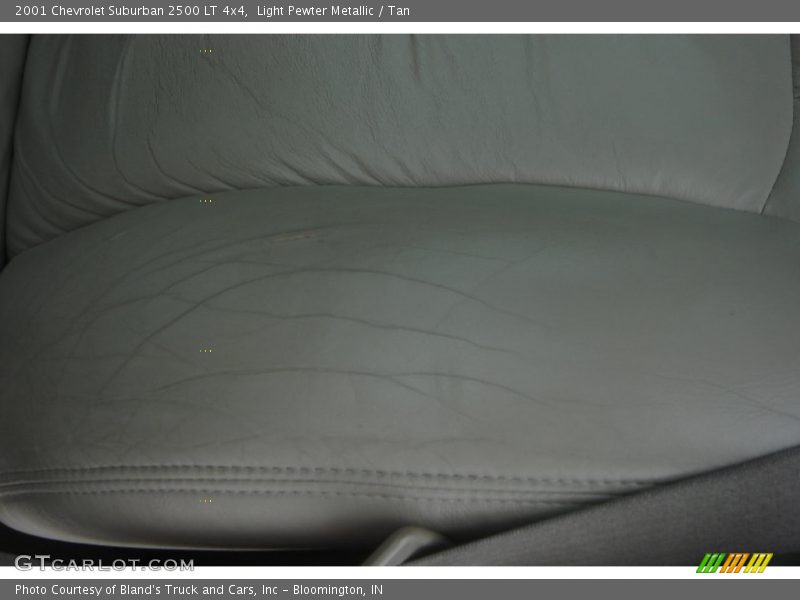 Light Pewter Metallic / Tan 2001 Chevrolet Suburban 2500 LT 4x4