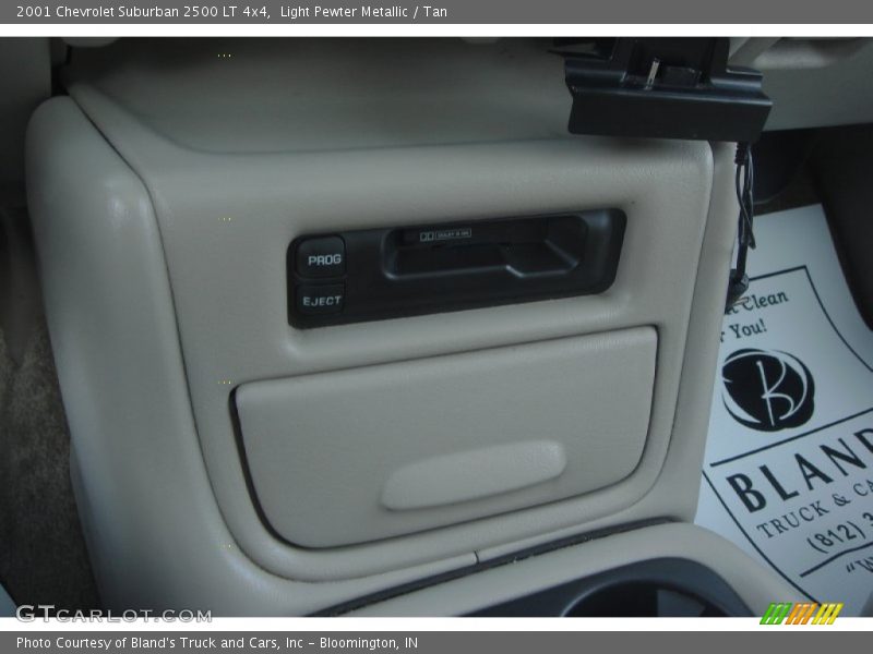 Light Pewter Metallic / Tan 2001 Chevrolet Suburban 2500 LT 4x4