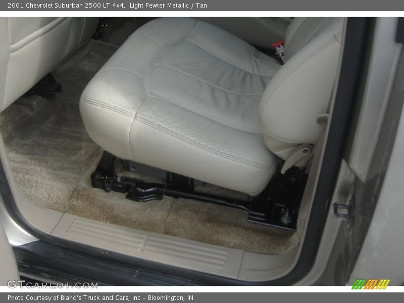 Light Pewter Metallic / Tan 2001 Chevrolet Suburban 2500 LT 4x4