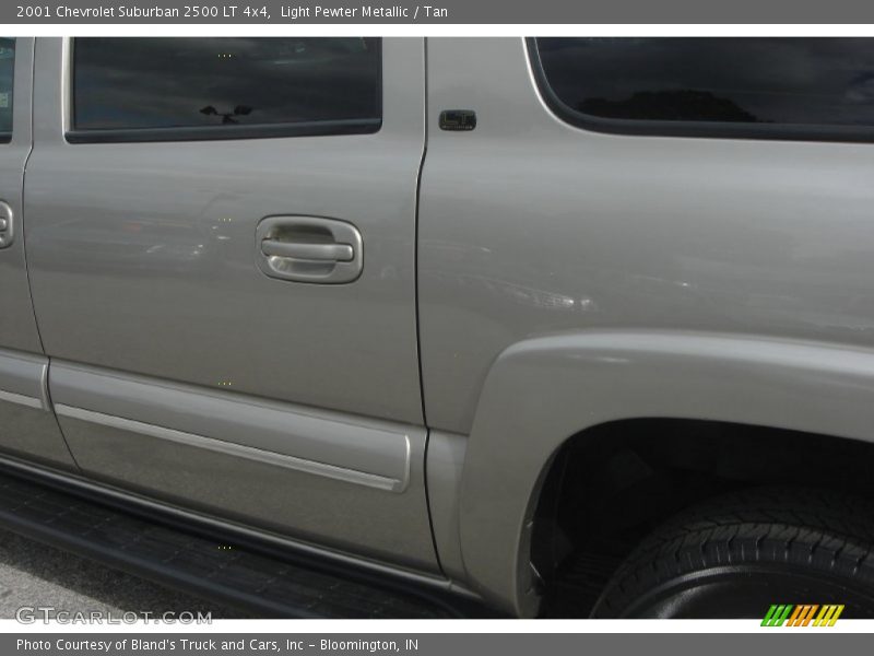 Light Pewter Metallic / Tan 2001 Chevrolet Suburban 2500 LT 4x4
