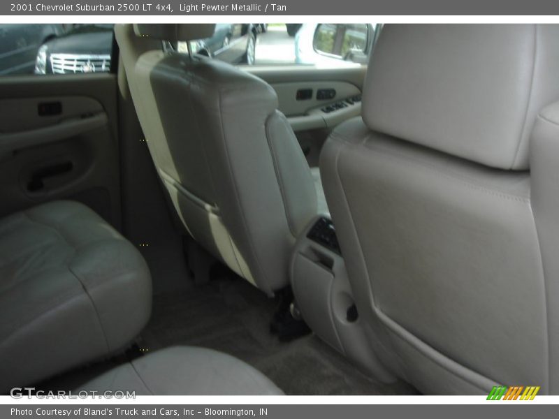 Light Pewter Metallic / Tan 2001 Chevrolet Suburban 2500 LT 4x4