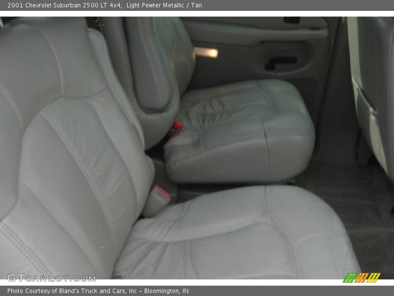 Light Pewter Metallic / Tan 2001 Chevrolet Suburban 2500 LT 4x4