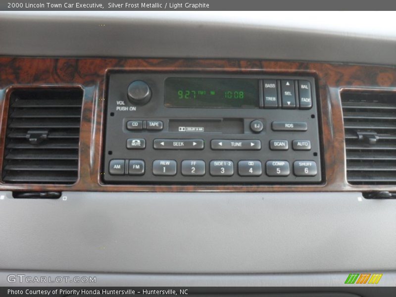 Audio System of 2000 Town Car Executive