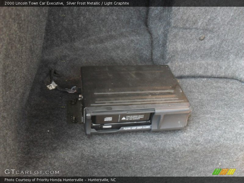 Silver Frost Metallic / Light Graphite 2000 Lincoln Town Car Executive