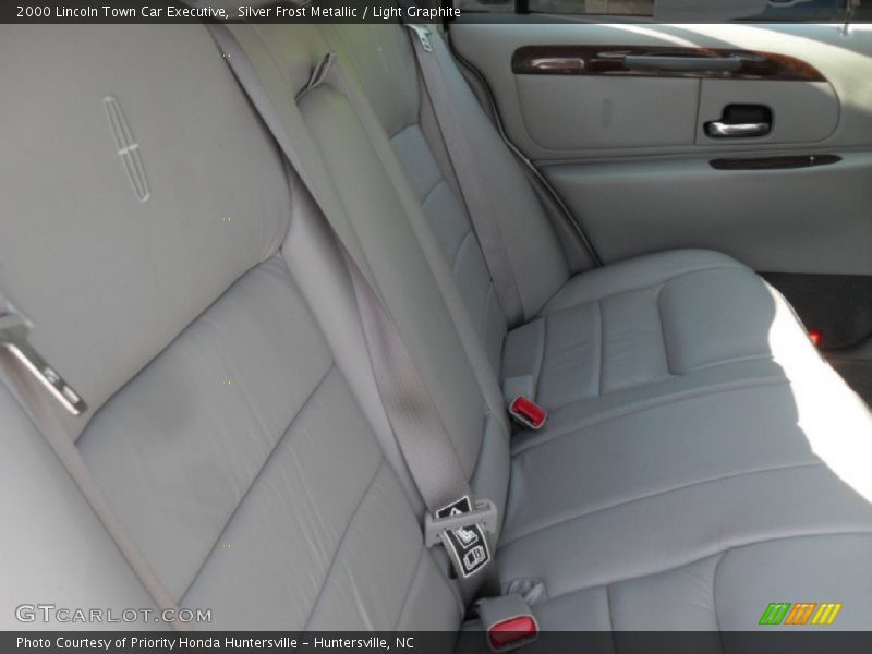 Silver Frost Metallic / Light Graphite 2000 Lincoln Town Car Executive