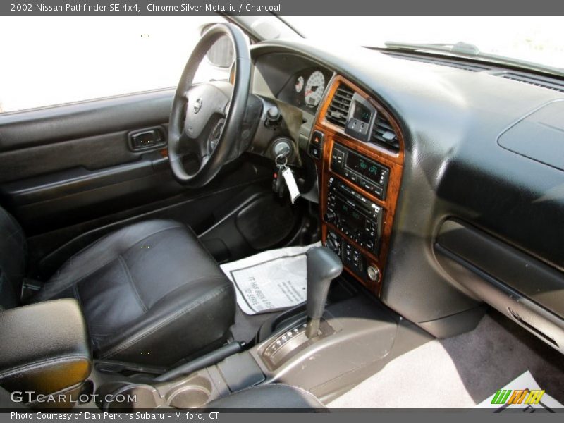 Chrome Silver Metallic / Charcoal 2002 Nissan Pathfinder SE 4x4