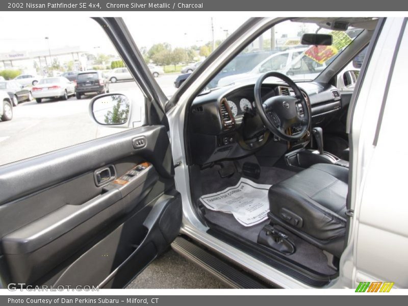 Chrome Silver Metallic / Charcoal 2002 Nissan Pathfinder SE 4x4
