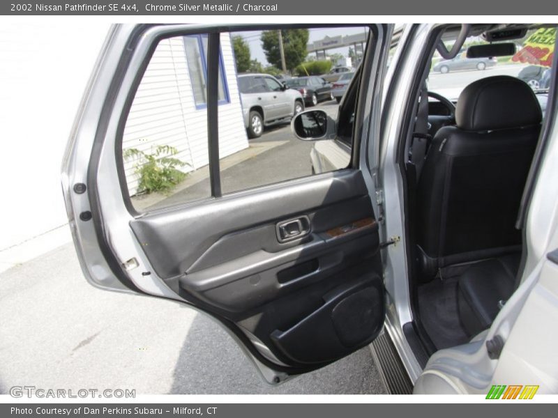 Chrome Silver Metallic / Charcoal 2002 Nissan Pathfinder SE 4x4