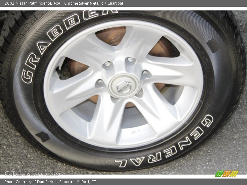 Chrome Silver Metallic / Charcoal 2002 Nissan Pathfinder SE 4x4