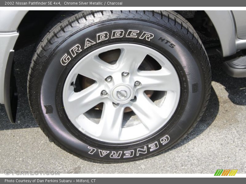 Chrome Silver Metallic / Charcoal 2002 Nissan Pathfinder SE 4x4