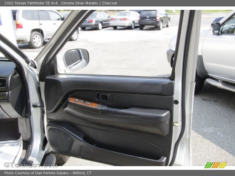 Chrome Silver Metallic / Charcoal 2002 Nissan Pathfinder SE 4x4