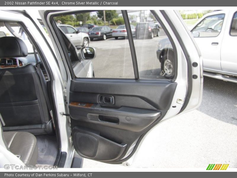 Chrome Silver Metallic / Charcoal 2002 Nissan Pathfinder SE 4x4