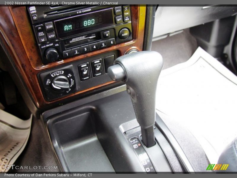 Chrome Silver Metallic / Charcoal 2002 Nissan Pathfinder SE 4x4