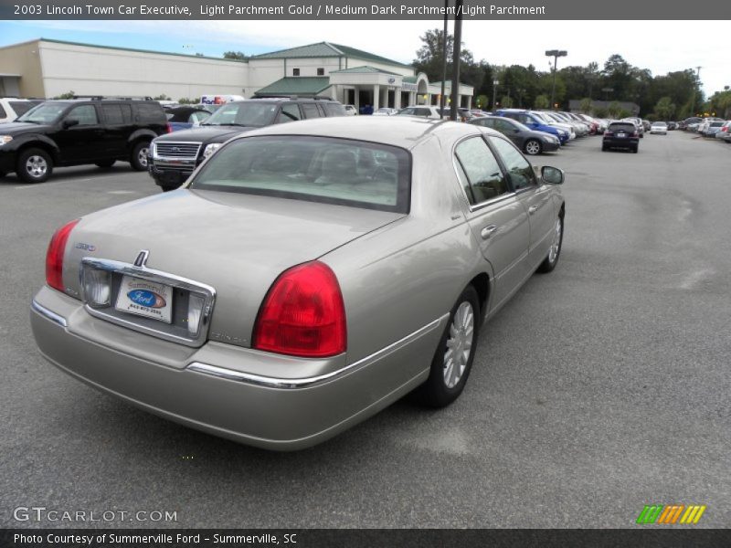 Light Parchment Gold / Medium Dark Parchment/Light Parchment 2003 Lincoln Town Car Executive