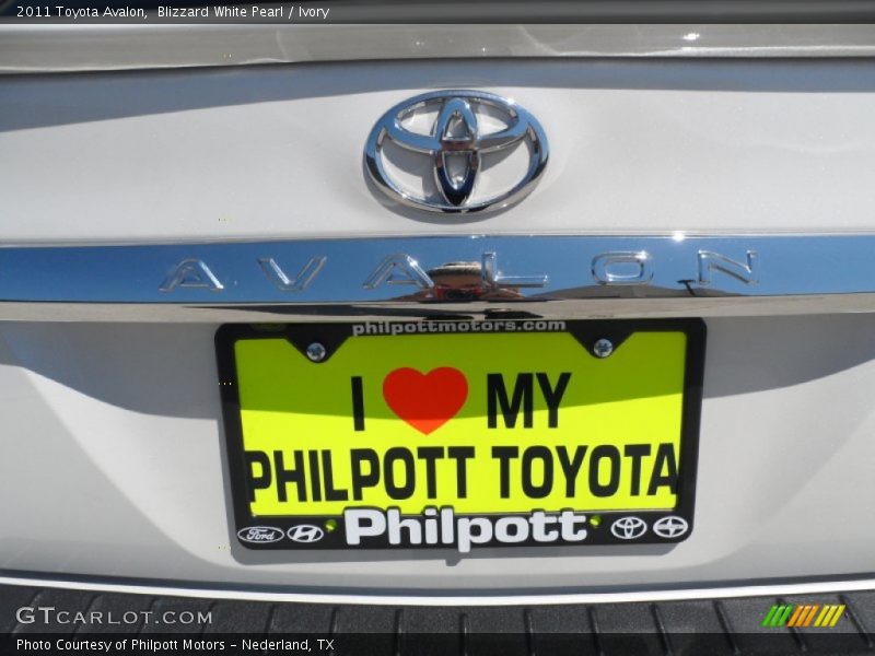 Blizzard White Pearl / Ivory 2011 Toyota Avalon