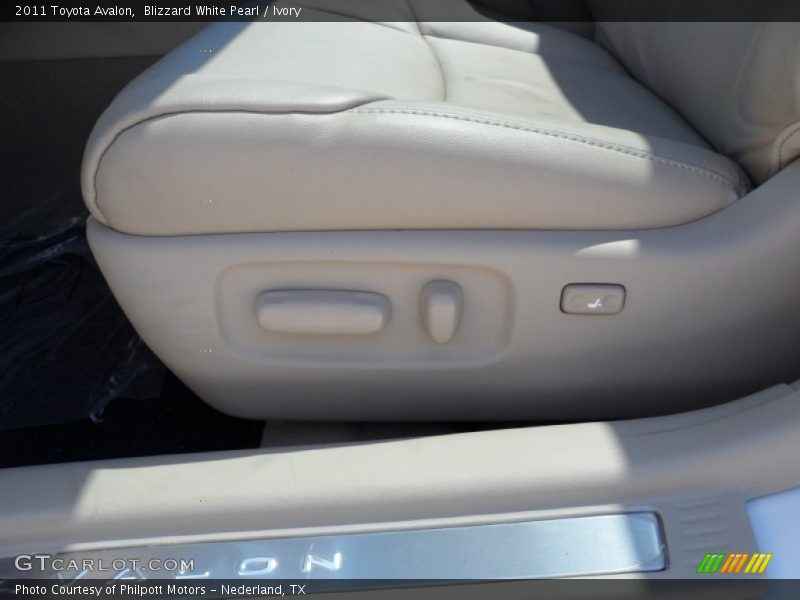 Blizzard White Pearl / Ivory 2011 Toyota Avalon
