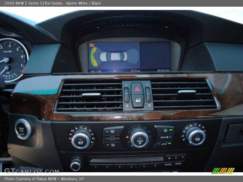 Alpine White / Black 2009 BMW 5 Series 528xi Sedan