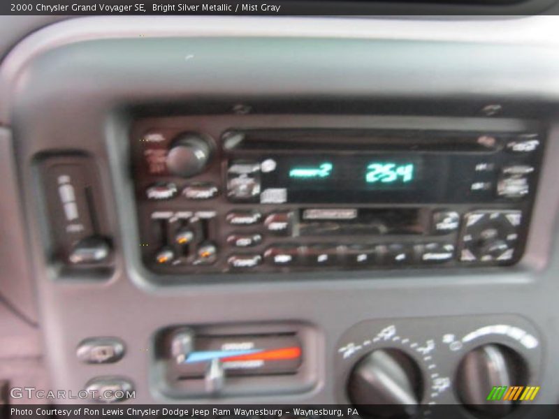 Bright Silver Metallic / Mist Gray 2000 Chrysler Grand Voyager SE