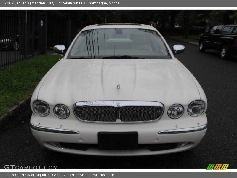 Porcelain White / Champagne/Mocha 2007 Jaguar XJ Vanden Plas