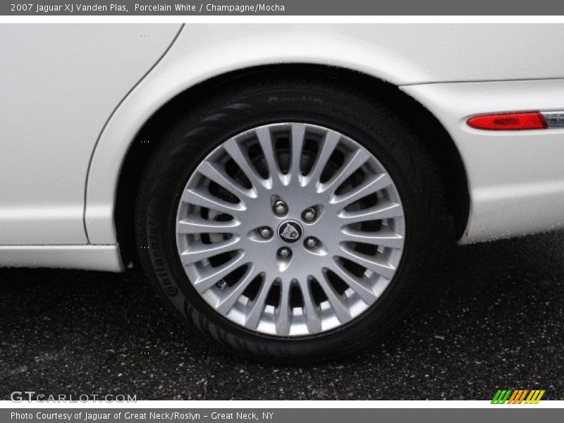 Porcelain White / Champagne/Mocha 2007 Jaguar XJ Vanden Plas