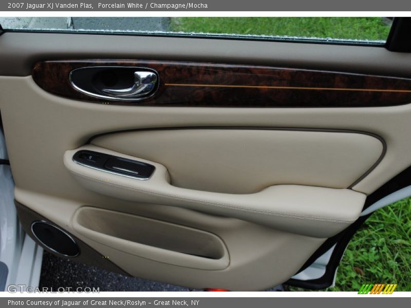 Porcelain White / Champagne/Mocha 2007 Jaguar XJ Vanden Plas