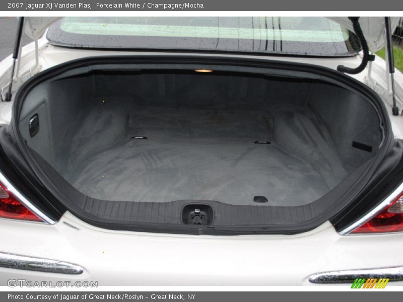 Porcelain White / Champagne/Mocha 2007 Jaguar XJ Vanden Plas