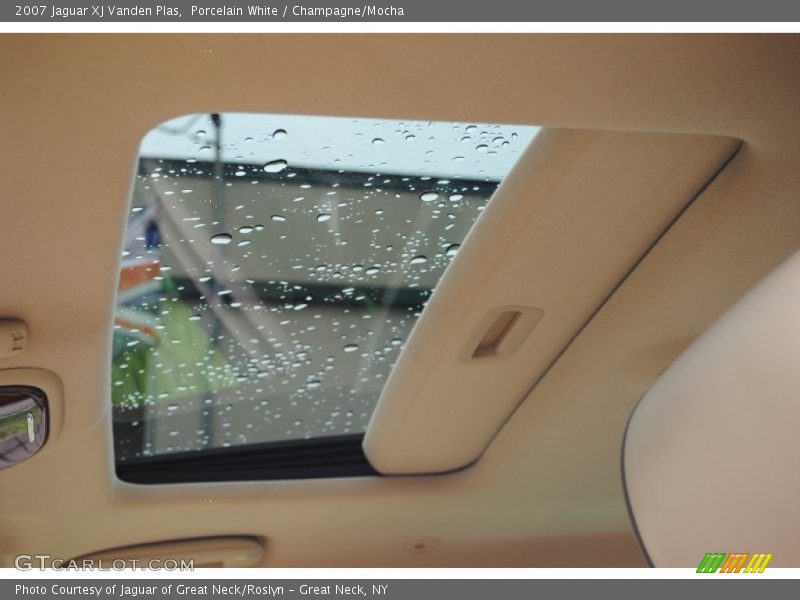 Porcelain White / Champagne/Mocha 2007 Jaguar XJ Vanden Plas