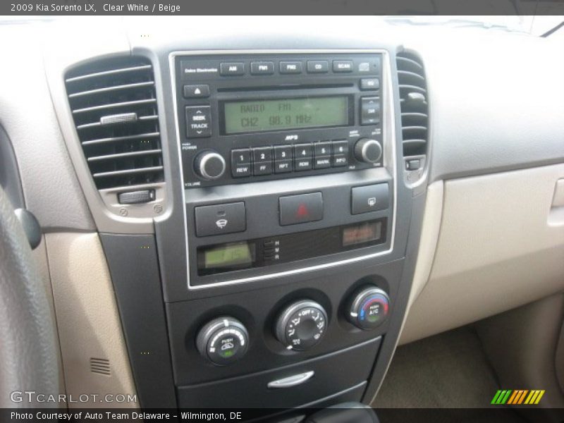 Clear White / Beige 2009 Kia Sorento LX