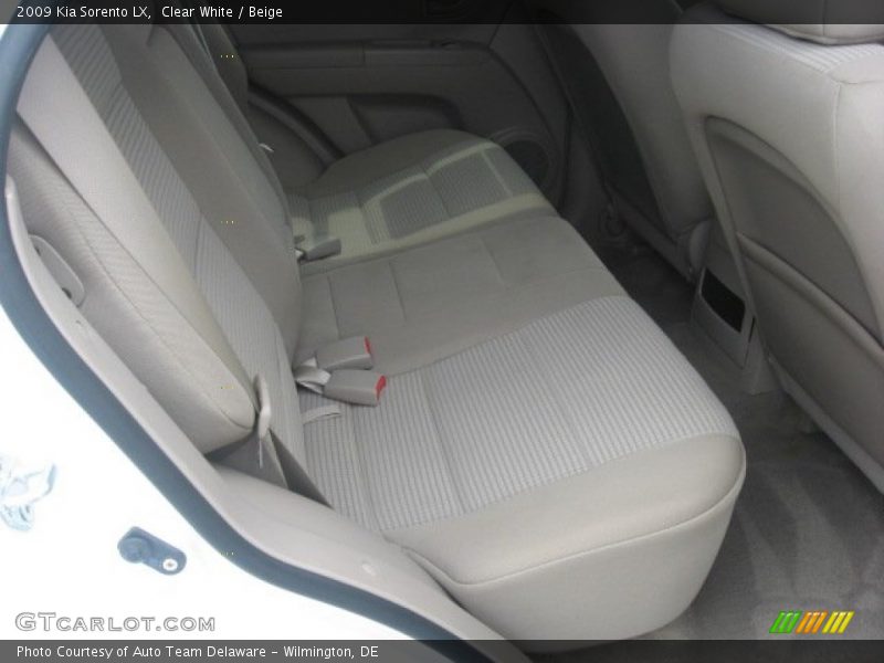 Clear White / Beige 2009 Kia Sorento LX