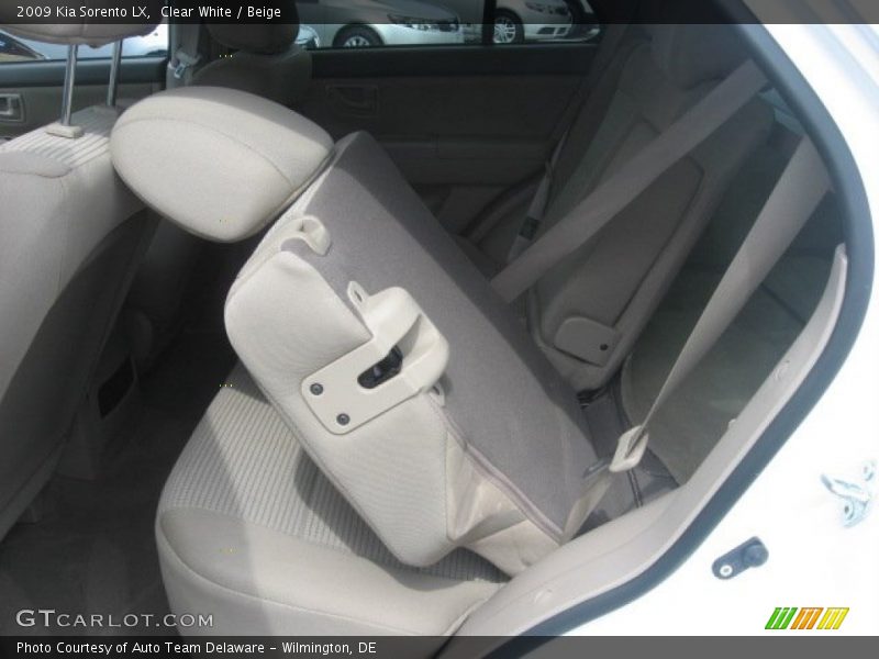 Clear White / Beige 2009 Kia Sorento LX