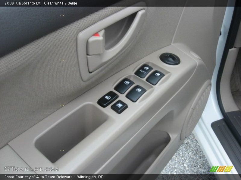 Clear White / Beige 2009 Kia Sorento LX