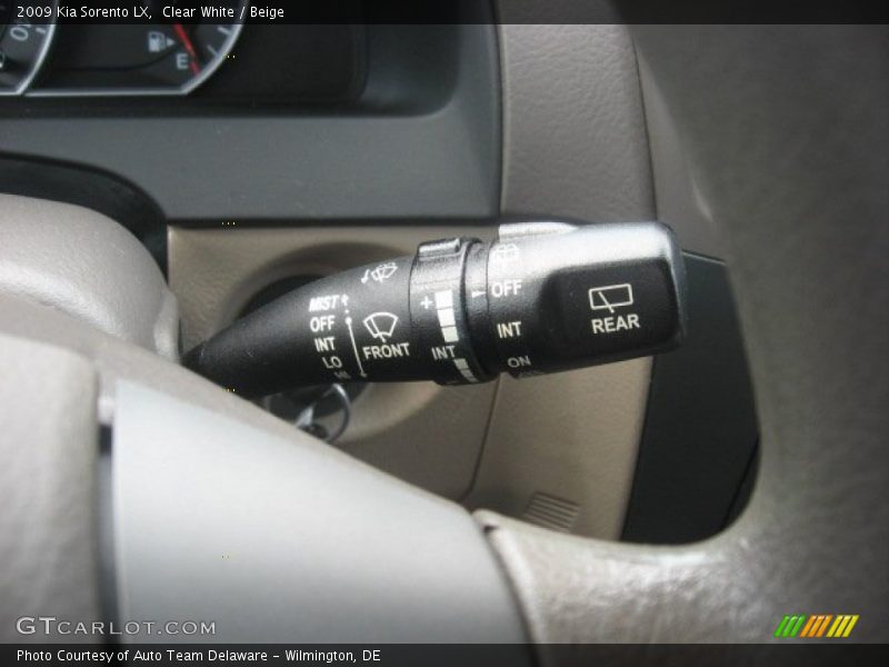 Clear White / Beige 2009 Kia Sorento LX