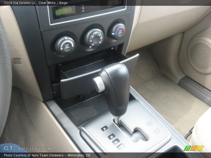 Clear White / Beige 2009 Kia Sorento LX