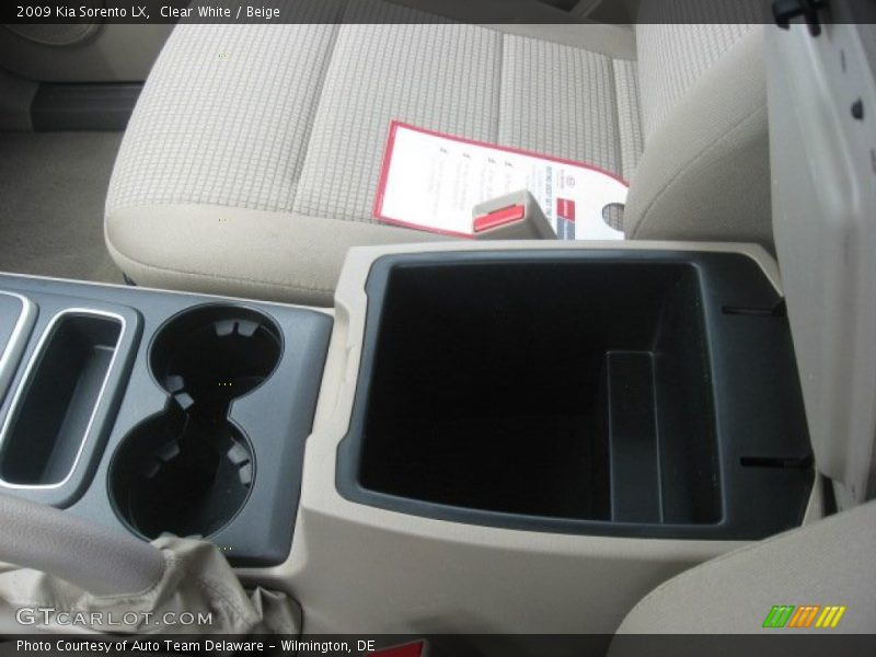 Clear White / Beige 2009 Kia Sorento LX