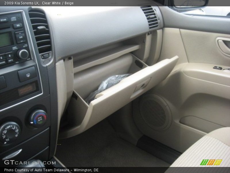 Clear White / Beige 2009 Kia Sorento LX
