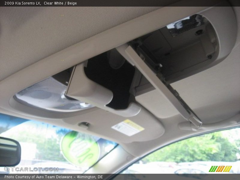 Clear White / Beige 2009 Kia Sorento LX