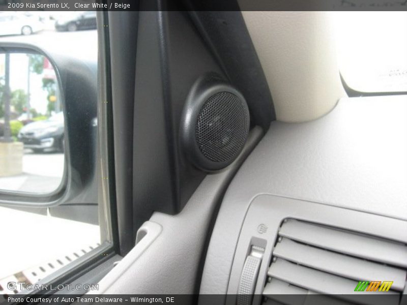 Clear White / Beige 2009 Kia Sorento LX