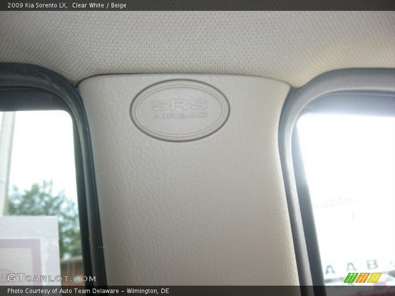 Clear White / Beige 2009 Kia Sorento LX