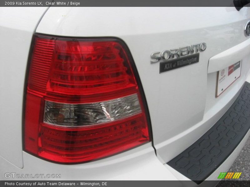 Clear White / Beige 2009 Kia Sorento LX