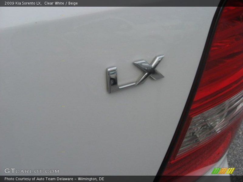 Clear White / Beige 2009 Kia Sorento LX