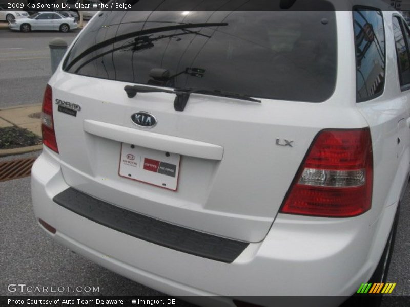 Clear White / Beige 2009 Kia Sorento LX