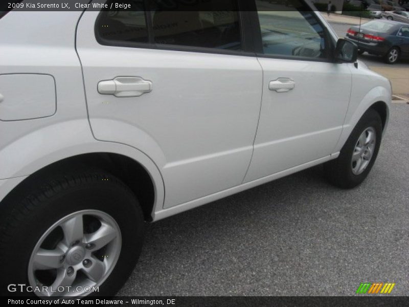 Clear White / Beige 2009 Kia Sorento LX