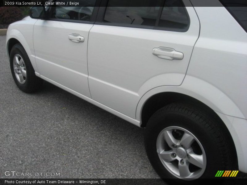 Clear White / Beige 2009 Kia Sorento LX