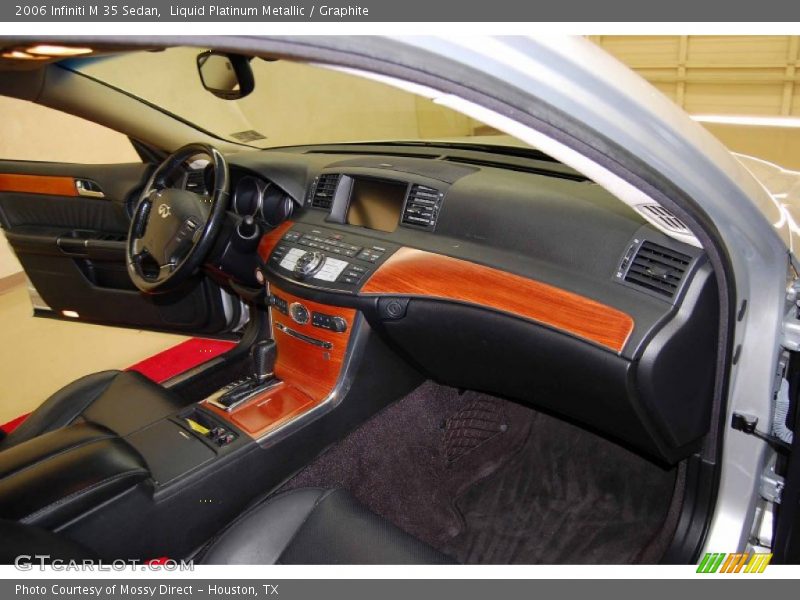 Dashboard of 2006 M 35 Sedan