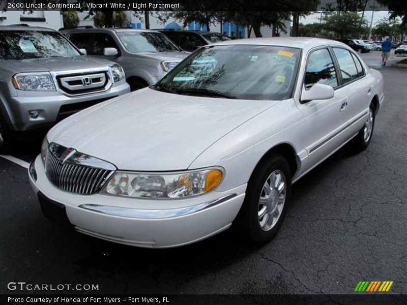 Front 3/4 View of 2000 Continental 
