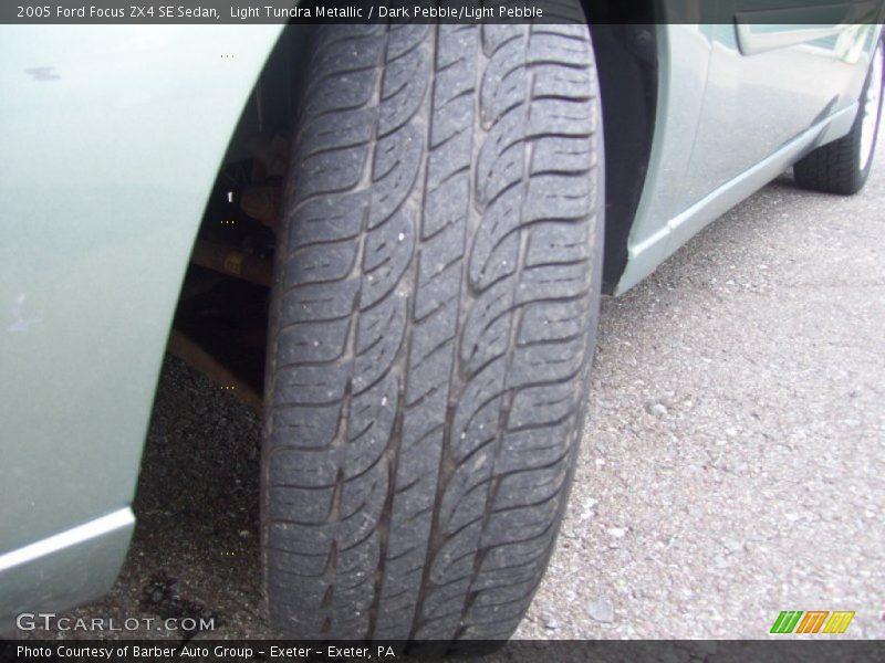 Light Tundra Metallic / Dark Pebble/Light Pebble 2005 Ford Focus ZX4 SE Sedan